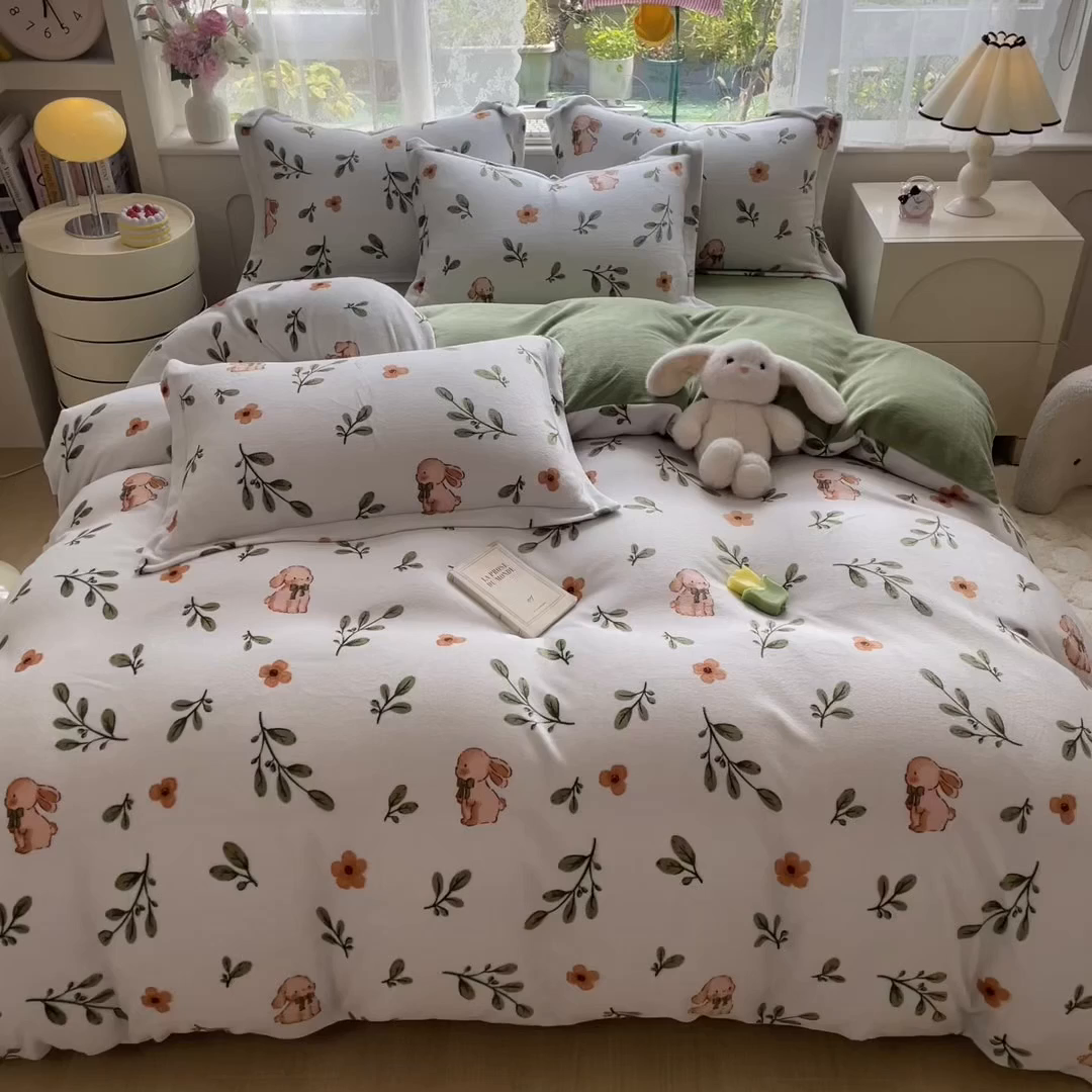91家纺网 家纺一手货源 找家纺 丝羽坊 2025新款200克加厚小清新牛奶绒床单款 床笠款四件套 被套 丛林小兔