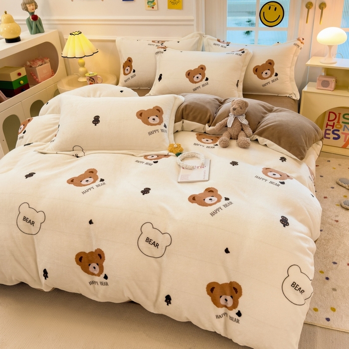 91家纺网 家纺一手货源 找家纺 丝羽坊 2025新款200克加厚小清新牛奶绒床单款 床笠款四件套 被套 呆萌熊