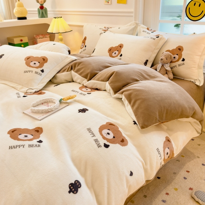 91家纺网 家纺一手货源 找家纺 丝羽坊 2025新款200克加厚小清新牛奶绒床单款 床笠款四件套 被套 呆萌熊