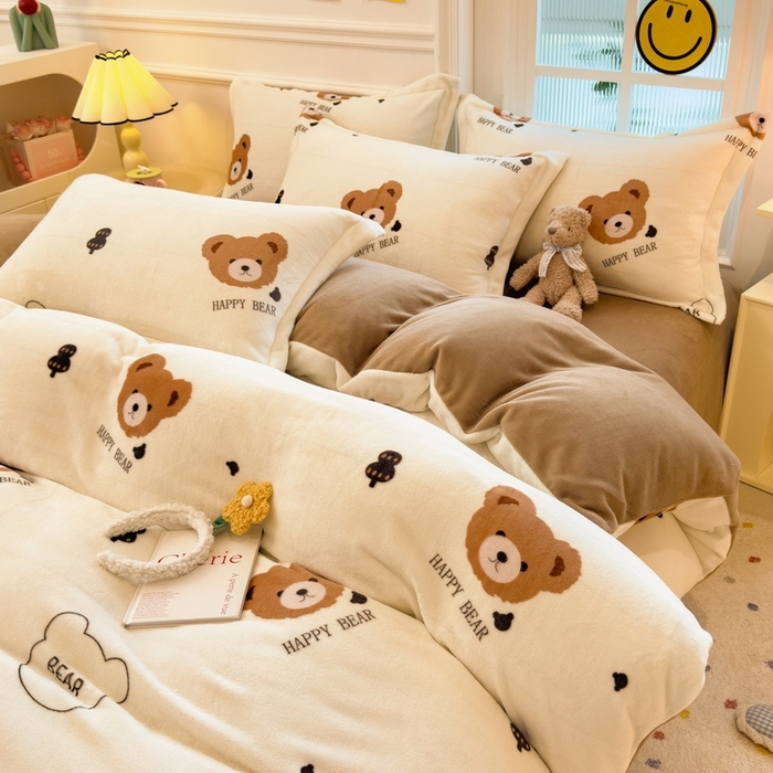 91家纺网 家纺一手货源 找家纺 丝羽坊 2025新款200克加厚小清新牛奶绒床单款 床笠款四件套 被套 呆萌熊