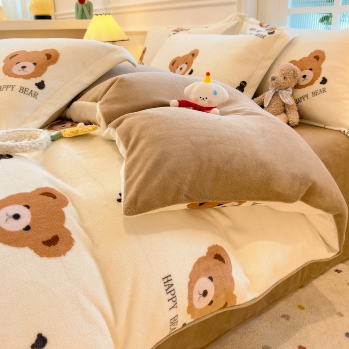 91家纺网 家纺一手货源 找家纺 丝羽坊 2025新款200克加厚小清新牛奶绒床单款 床笠款四件套 被套 呆萌熊