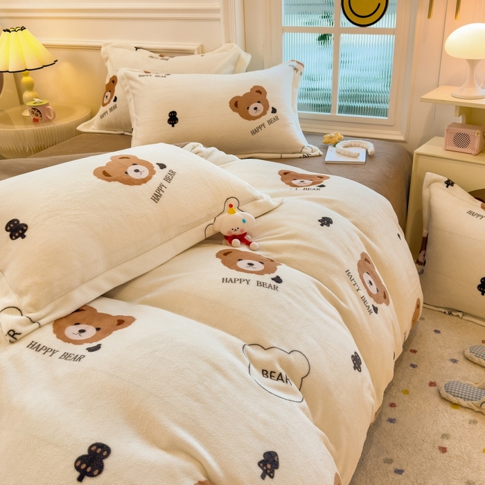 91家纺网 家纺一手货源 找家纺 丝羽坊 2025新款200克加厚小清新牛奶绒床单款 床笠款四件套 被套 呆萌熊