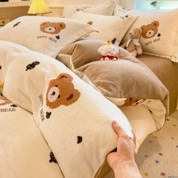 91家纺网 家纺一手货源 找家纺 丝羽坊 2025新款200克加厚小清新牛奶绒床单款 床笠款四件套 被套 呆萌熊