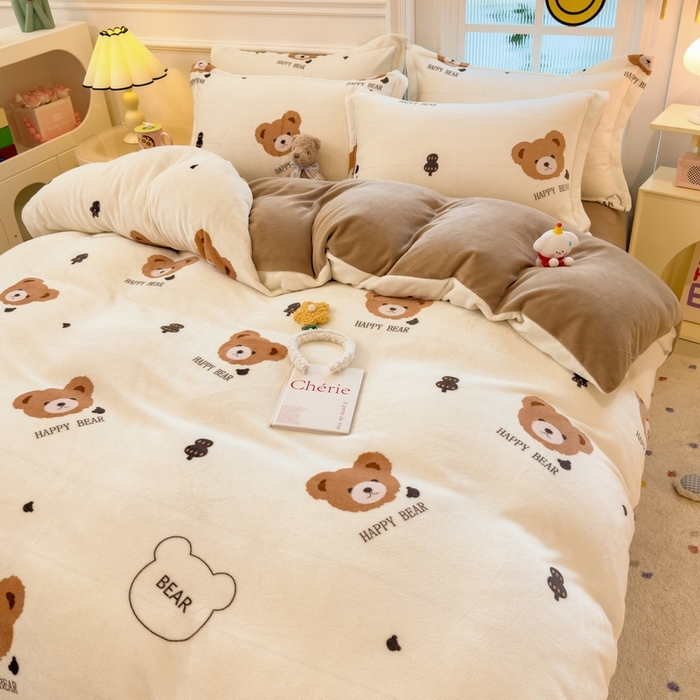 91家纺网 家纺一手货源 找家纺 丝羽坊 2025新款200克加厚小清新牛奶绒床单款 床笠款四件套 被套 呆萌熊