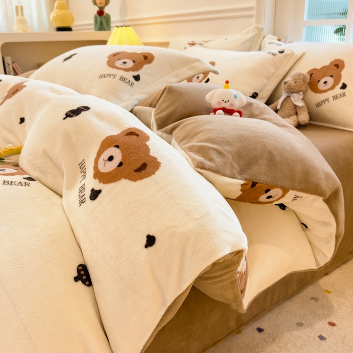 91家纺网 家纺一手货源 找家纺 丝羽坊 2025新款200克加厚小清新牛奶绒床单款 床笠款四件套 被套 呆萌熊