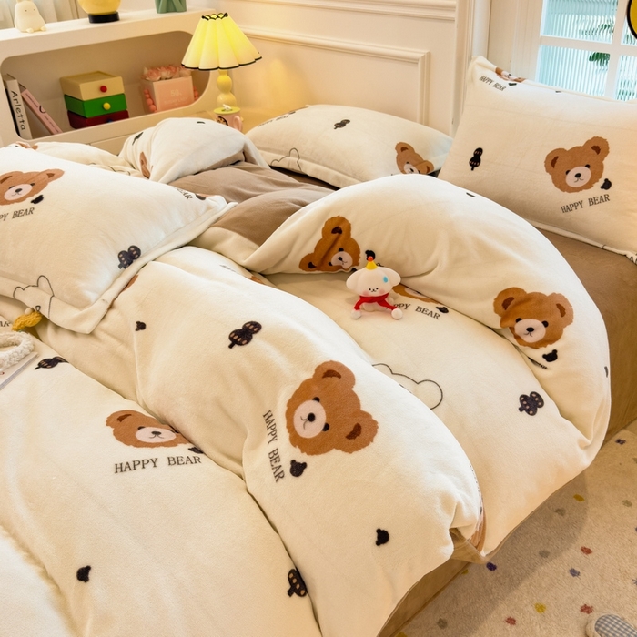 91家纺网 家纺一手货源 找家纺 丝羽坊 2025新款200克加厚小清新牛奶绒床单款 床笠款四件套 被套 呆萌熊