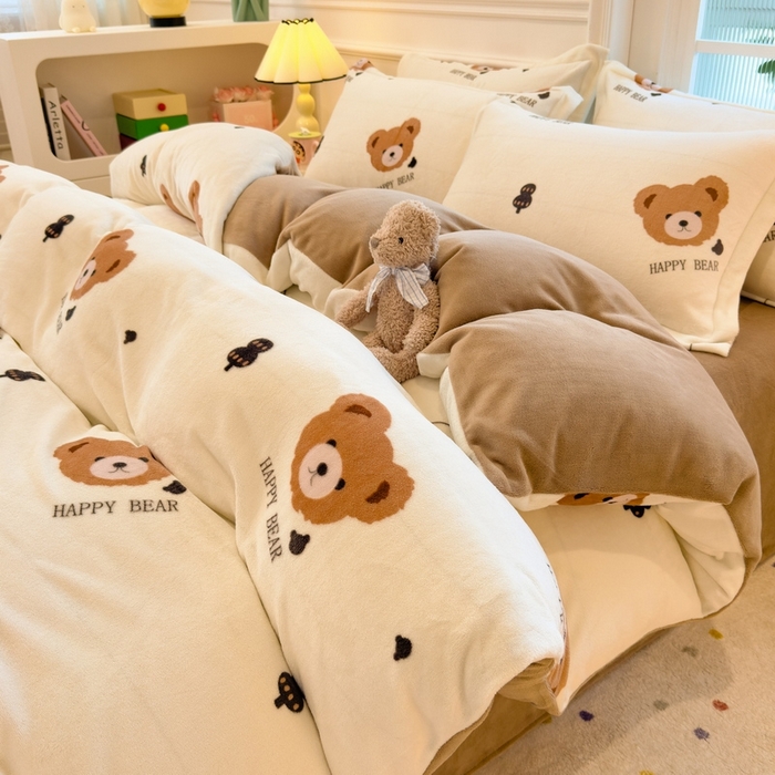 91家纺网 家纺一手货源 找家纺 丝羽坊 2025新款200克加厚小清新牛奶绒床单款 床笠款四件套 被套 呆萌熊