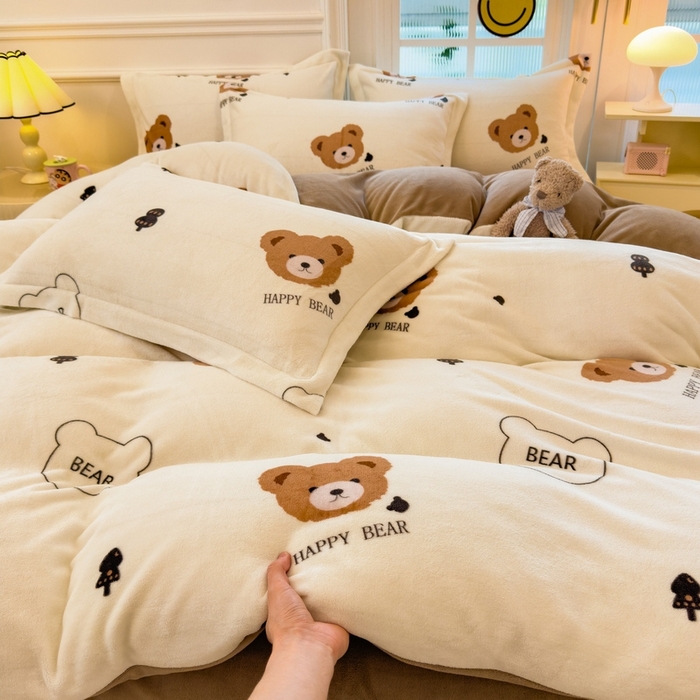 91家纺网 家纺一手货源 找家纺 丝羽坊 2025新款200克加厚小清新牛奶绒床单款 床笠款四件套 被套 呆萌熊