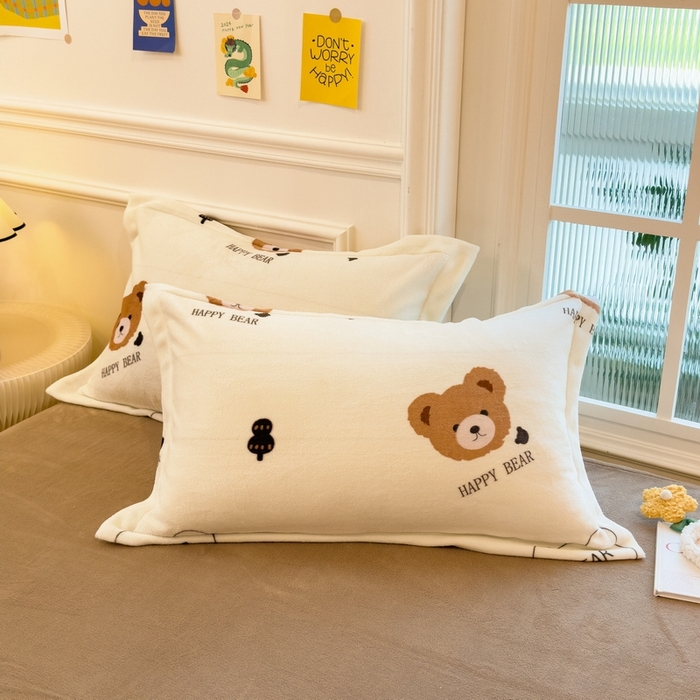 91家纺网 家纺一手货源 找家纺 丝羽坊 2025新款200克加厚小清新牛奶绒床单款 床笠款四件套 被套 呆萌熊