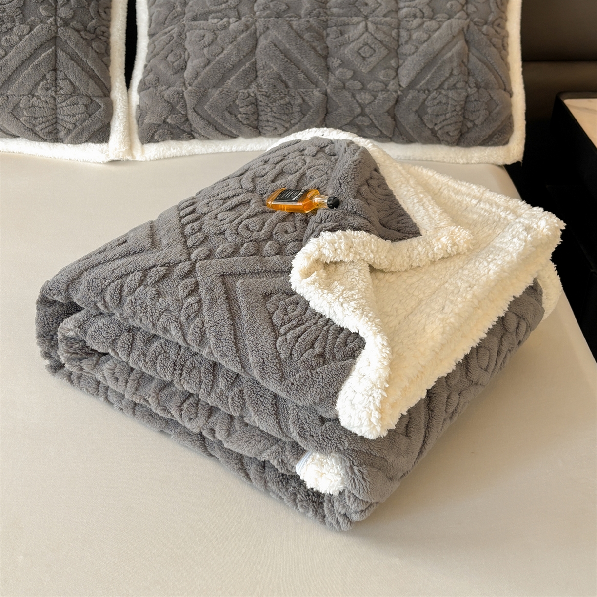 91家纺网 家纺一手货源 找家纺 雯豆家纺 2025秋冬新款塔芙绒毛毯被套两用毯子办公室居家披肩毯盖毯毯子-英伦 英伦-深空灰