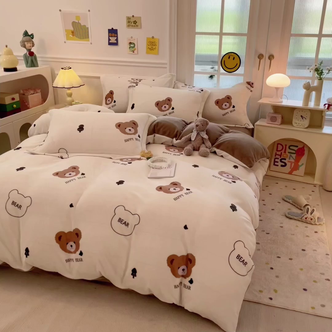 91家纺网 家纺一手货源 找家纺 丝羽坊 2025新款200克加厚小清新牛奶绒床单款 床笠款四件套 被套 呆萌熊