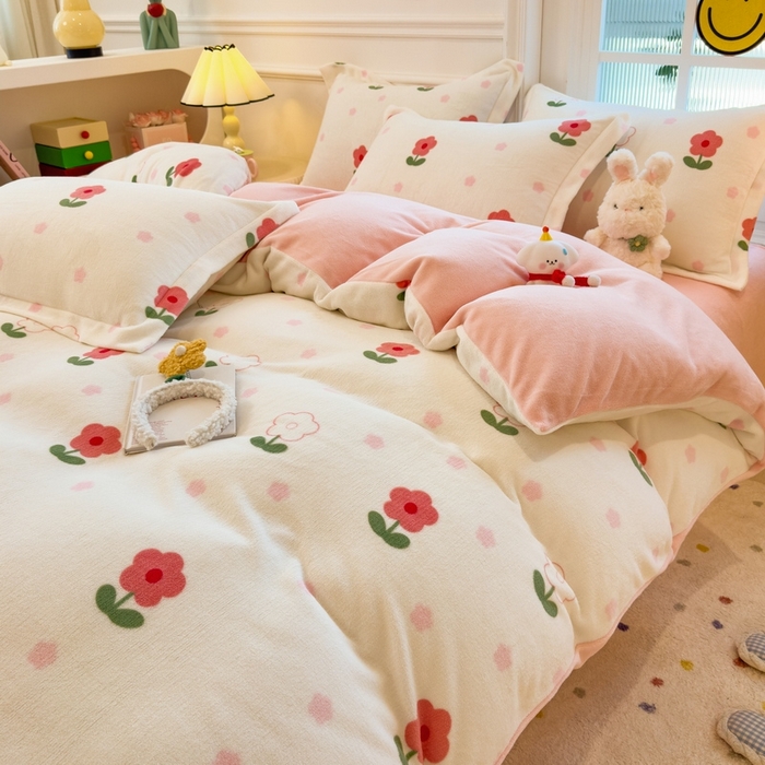 91家纺网 家纺一手货源 找家纺 丝羽坊 2025新款200克加厚小清新牛奶绒床单款 床笠款四件套 被套 粉色爱恋