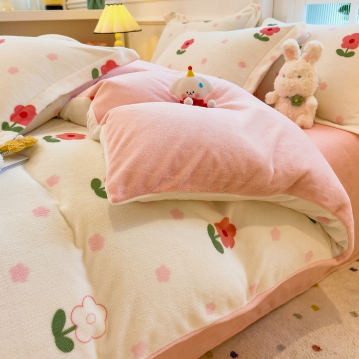 91家纺网 家纺一手货源 找家纺 丝羽坊 2025新款200克加厚小清新牛奶绒床单款 床笠款四件套 被套 粉色爱恋