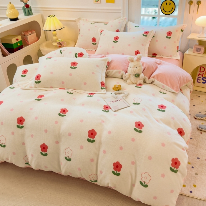 91家纺网 家纺一手货源 找家纺 丝羽坊 2025新款200克加厚小清新牛奶绒床单款 床笠款四件套 被套 粉色爱恋