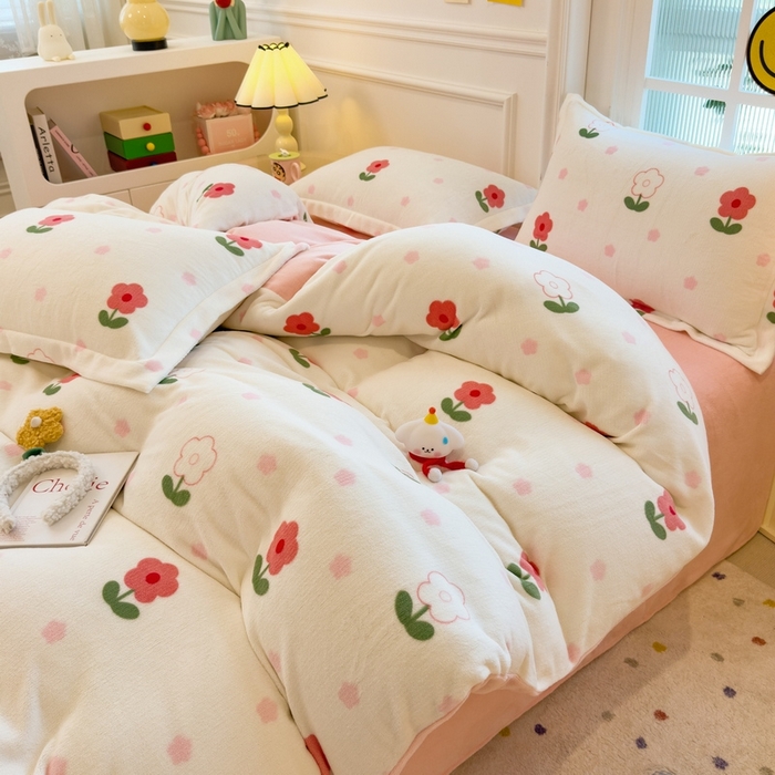 91家纺网 家纺一手货源 找家纺 丝羽坊 2025新款200克加厚小清新牛奶绒床单款 床笠款四件套 被套 粉色爱恋