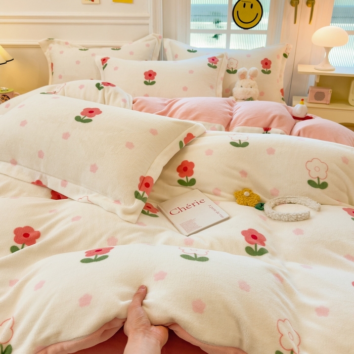 91家纺网 家纺一手货源 找家纺 丝羽坊 2025新款200克加厚小清新牛奶绒床单款 床笠款四件套 被套 粉色爱恋