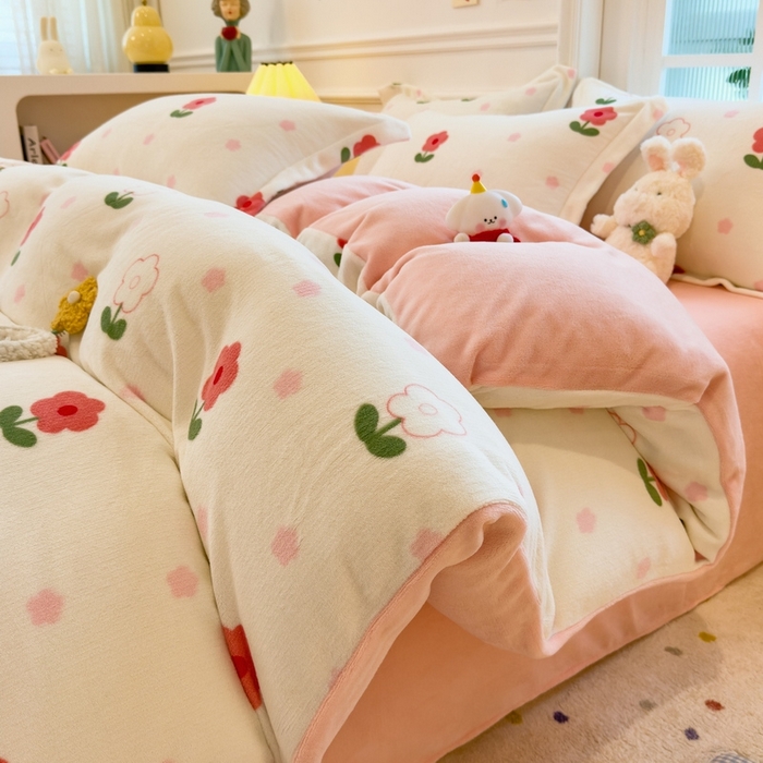 91家纺网 家纺一手货源 找家纺 丝羽坊 2025新款200克加厚小清新牛奶绒床单款 床笠款四件套 被套 粉色爱恋