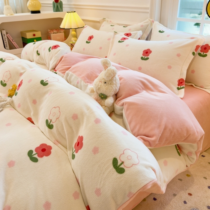 91家纺网 家纺一手货源 找家纺 丝羽坊 2025新款200克加厚小清新牛奶绒床单款 床笠款四件套 被套 粉色爱恋