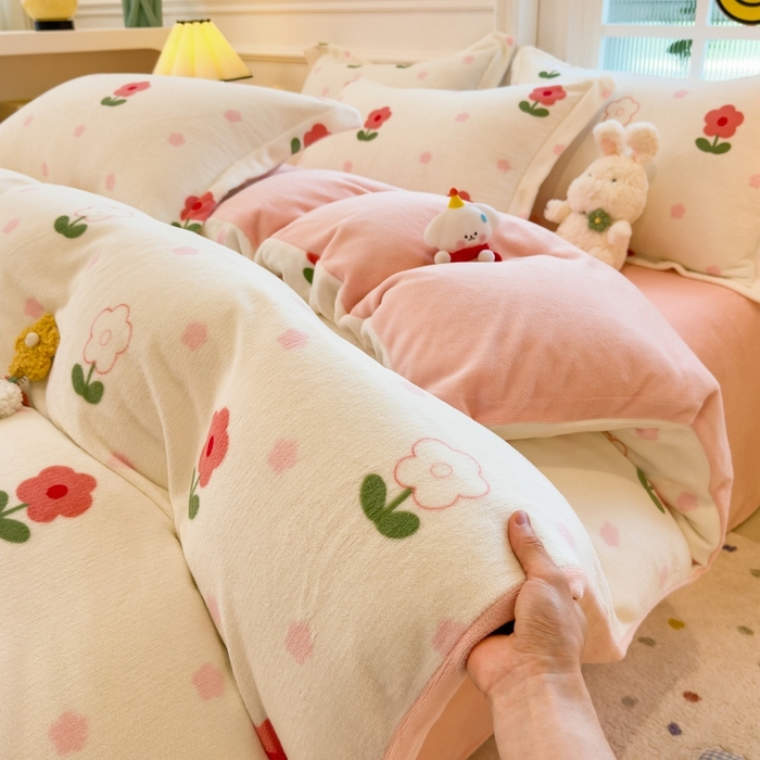 91家纺网 家纺一手货源 找家纺 丝羽坊 2025新款200克加厚小清新牛奶绒床单款 床笠款四件套 被套 粉色爱恋