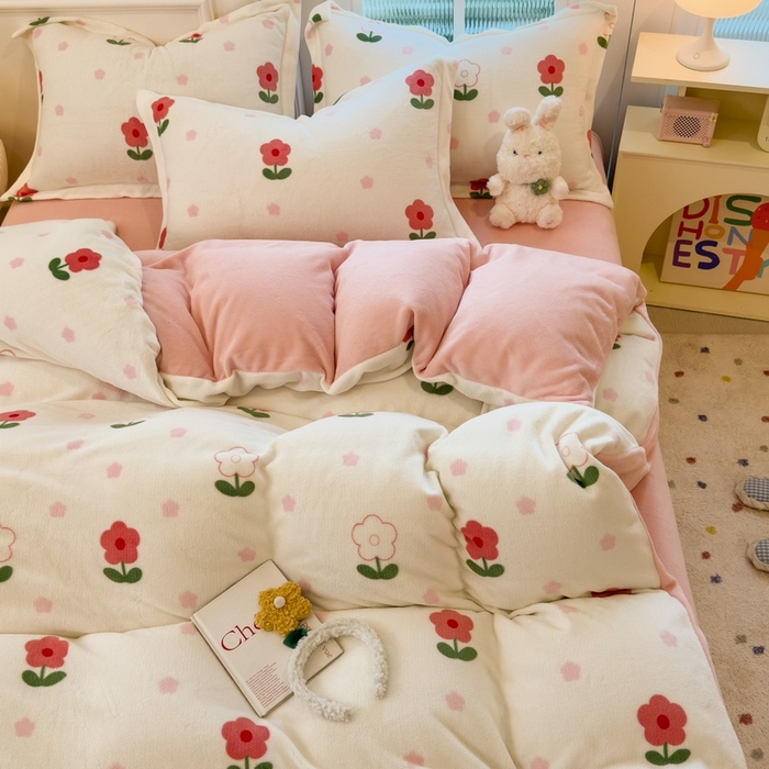 91家纺网 家纺一手货源 找家纺 丝羽坊 2025新款200克加厚小清新牛奶绒床单款 床笠款四件套 被套 粉色爱恋