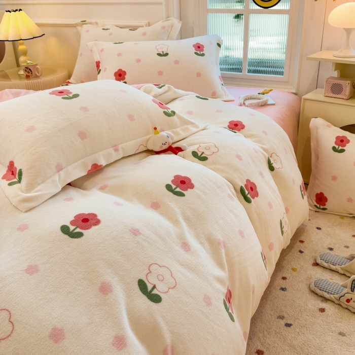 91家纺网 家纺一手货源 找家纺 丝羽坊 2025新款200克加厚小清新牛奶绒床单款 床笠款四件套 被套 粉色爱恋