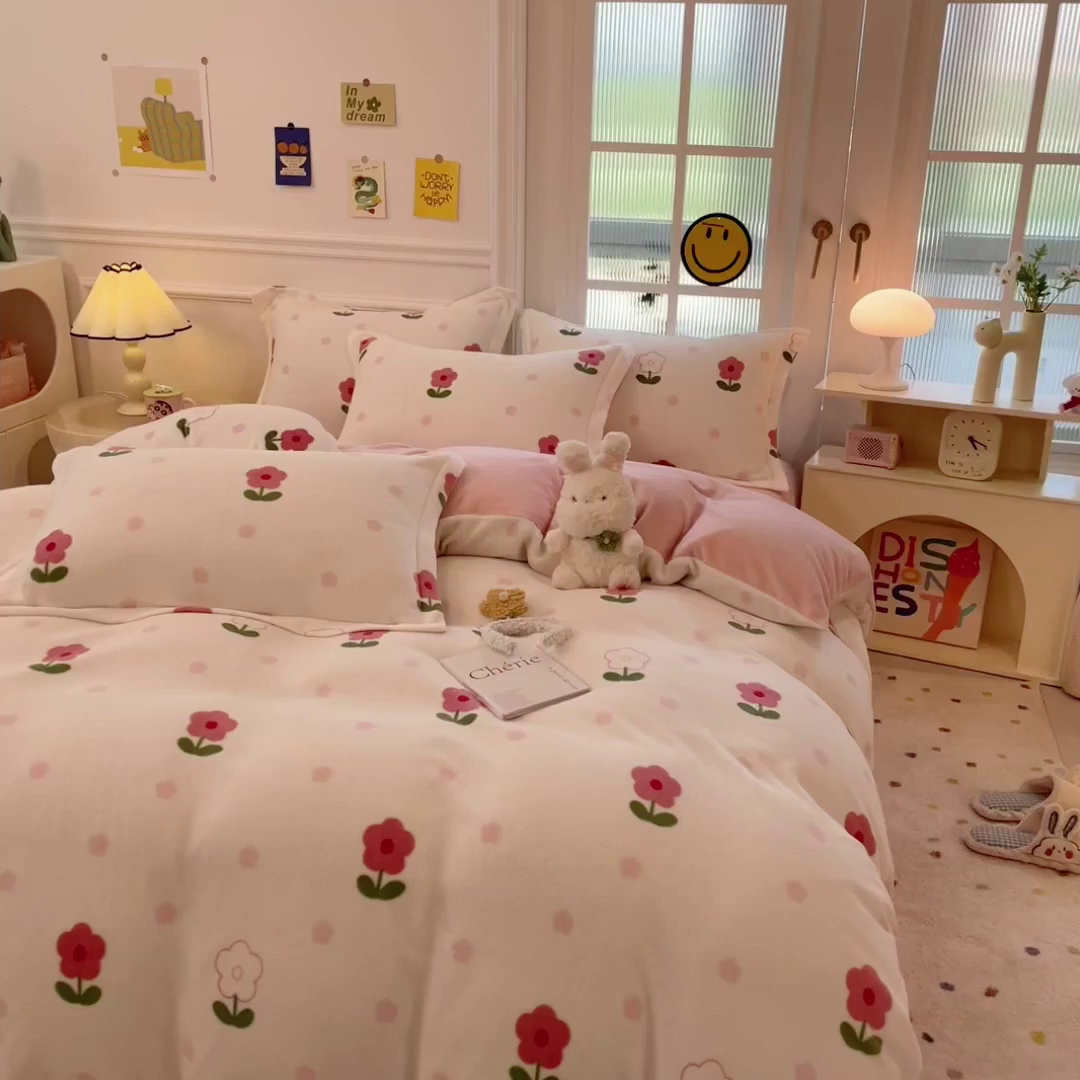 91家纺网 家纺一手货源 找家纺 丝羽坊 2025新款200克加厚小清新牛奶绒床单款 床笠款四件套 被套 粉色爱恋