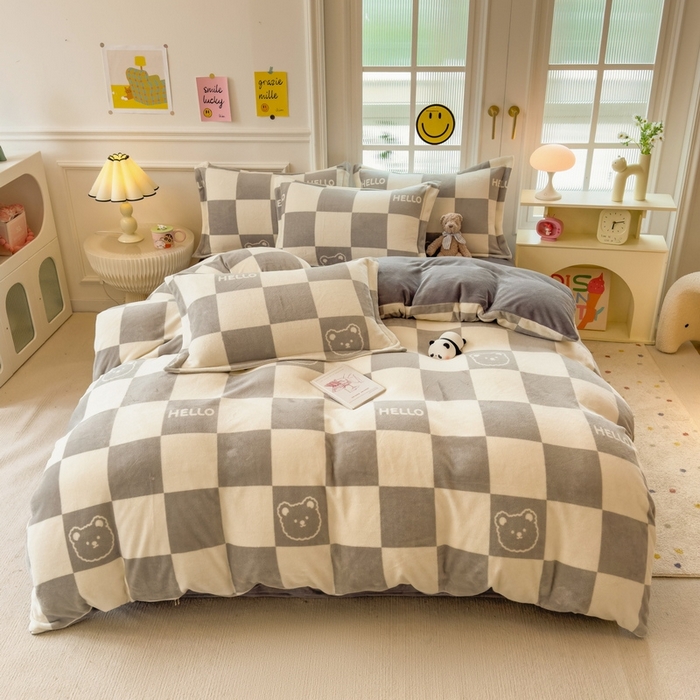 91家纺网 家纺一手货源 找家纺 丝羽坊 2025新款200克加厚小清新牛奶绒床单款 床笠款四件套 被套 格子小熊