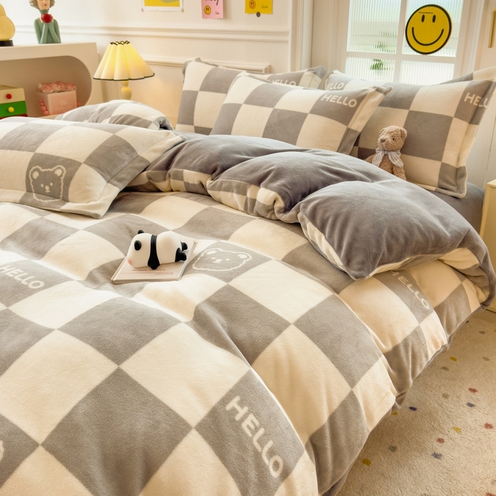 91家纺网 家纺一手货源 找家纺 丝羽坊 2025新款200克加厚小清新牛奶绒床单款 床笠款四件套 被套 格子小熊