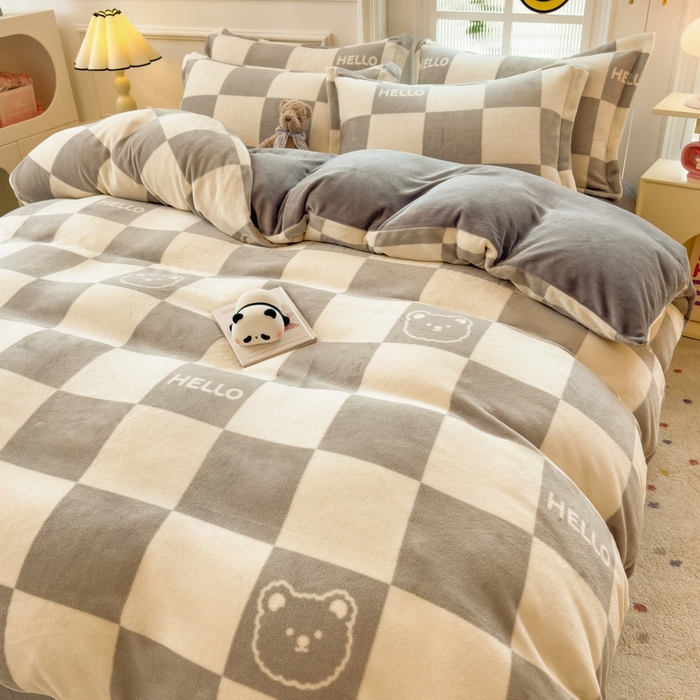 91家纺网 家纺一手货源 找家纺 丝羽坊 2025新款200克加厚小清新牛奶绒床单款 床笠款四件套 被套 格子小熊