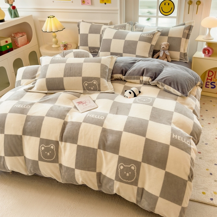 91家纺网 家纺一手货源 找家纺 丝羽坊 2025新款200克加厚小清新牛奶绒床单款 床笠款四件套 被套 格子小熊