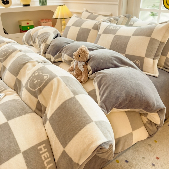 91家纺网 家纺一手货源 找家纺 丝羽坊 2025新款200克加厚小清新牛奶绒床单款 床笠款四件套 被套 格子小熊