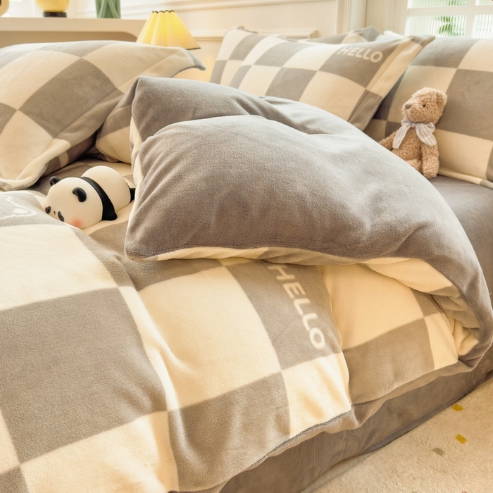 91家纺网 家纺一手货源 找家纺 丝羽坊 2025新款200克加厚小清新牛奶绒床单款 床笠款四件套 被套 格子小熊