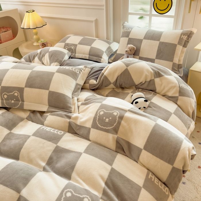 91家纺网 家纺一手货源 找家纺 丝羽坊 2025新款200克加厚小清新牛奶绒床单款 床笠款四件套 被套 格子小熊