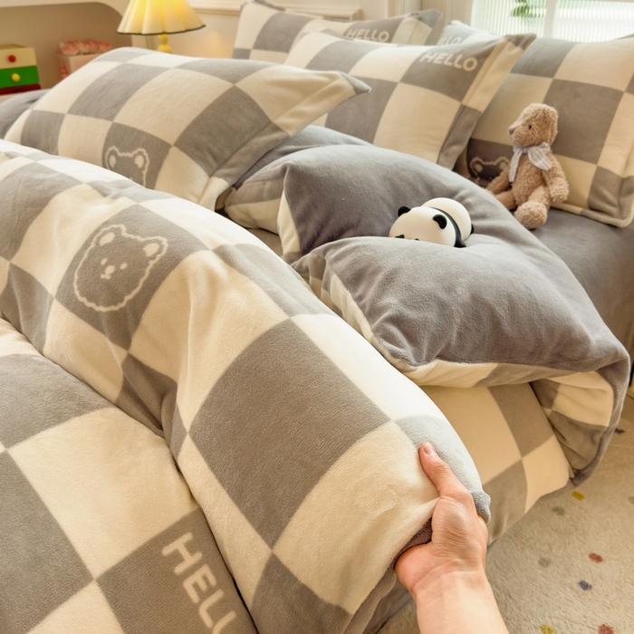 91家纺网 家纺一手货源 找家纺 丝羽坊 2025新款200克加厚小清新牛奶绒床单款 床笠款四件套 被套 格子小熊