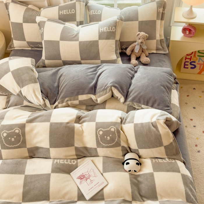 91家纺网 家纺一手货源 找家纺 丝羽坊 2025新款200克加厚小清新牛奶绒床单款 床笠款四件套 被套 格子小熊