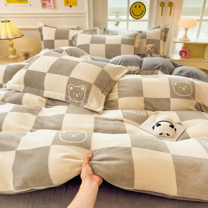 91家纺网 家纺一手货源 找家纺 丝羽坊 2025新款200克加厚小清新牛奶绒床单款 床笠款四件套 被套 格子小熊