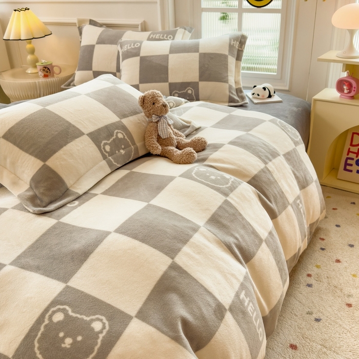 91家纺网 家纺一手货源 找家纺 丝羽坊 2025新款200克加厚小清新牛奶绒床单款 床笠款四件套 被套 格子小熊