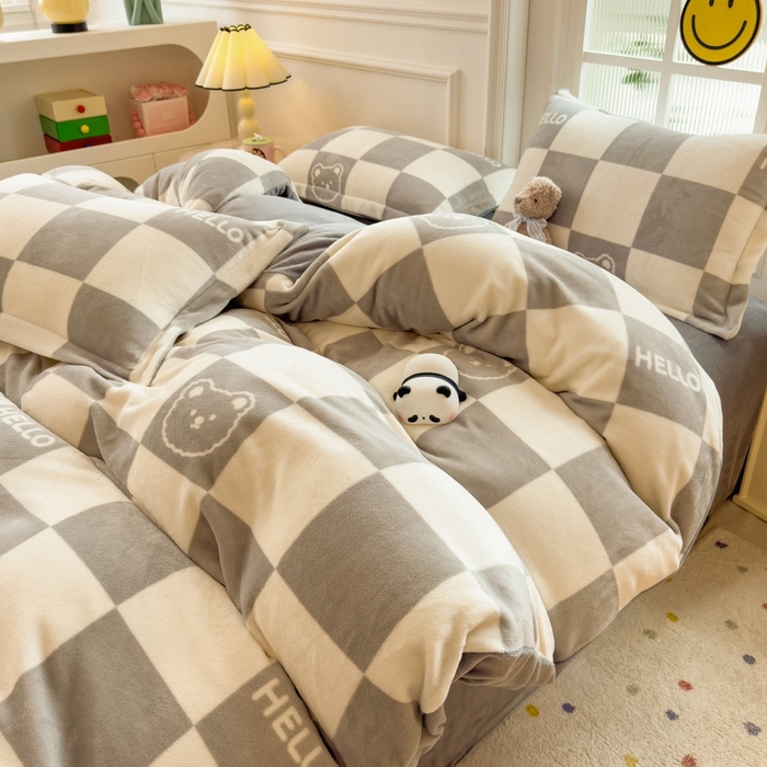 91家纺网 家纺一手货源 找家纺 丝羽坊 2025新款200克加厚小清新牛奶绒床单款 床笠款四件套 被套 格子小熊