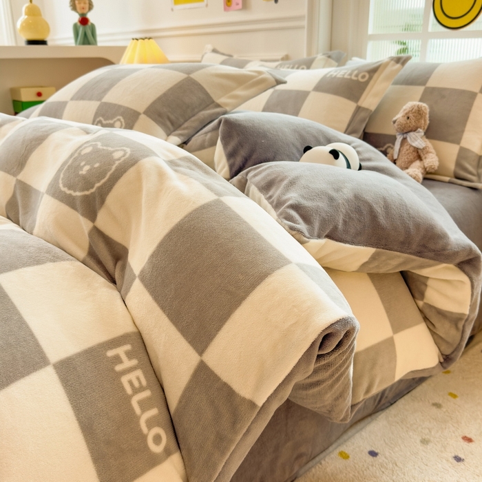 91家纺网 家纺一手货源 找家纺 丝羽坊 2025新款200克加厚小清新牛奶绒床单款 床笠款四件套 被套 格子小熊