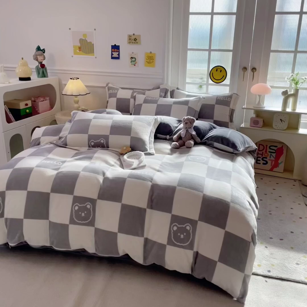 91家纺网 家纺一手货源 找家纺 丝羽坊 2025新款200克加厚小清新牛奶绒床单款 床笠款四件套 被套 格子小熊