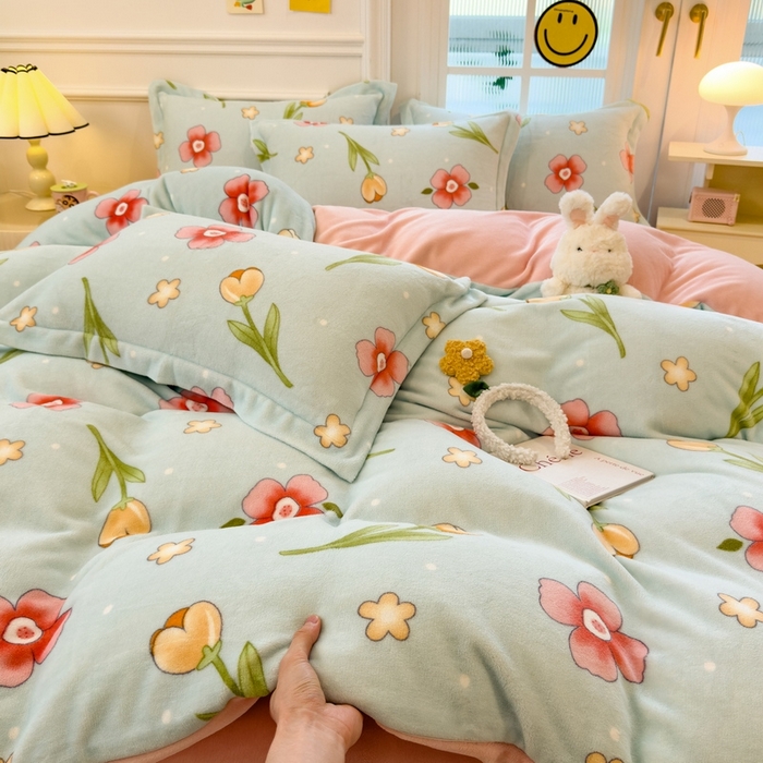 91家纺网 家纺一手货源 找家纺 丝羽坊 2025新款200克加厚小清新牛奶绒床单款 床笠款四件套 被套 花季