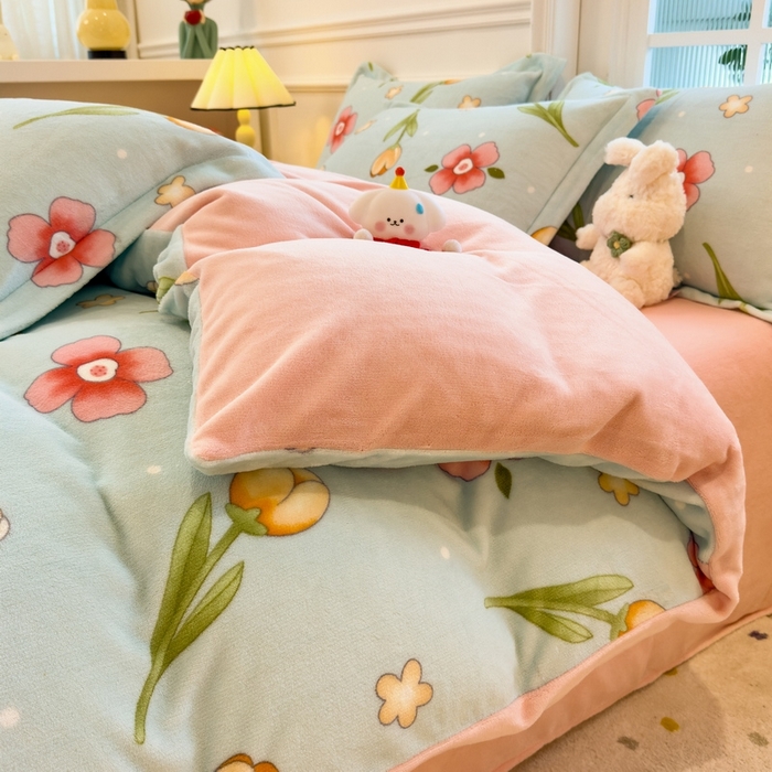 91家纺网 家纺一手货源 找家纺 丝羽坊 2025新款200克加厚小清新牛奶绒床单款 床笠款四件套 被套 花季