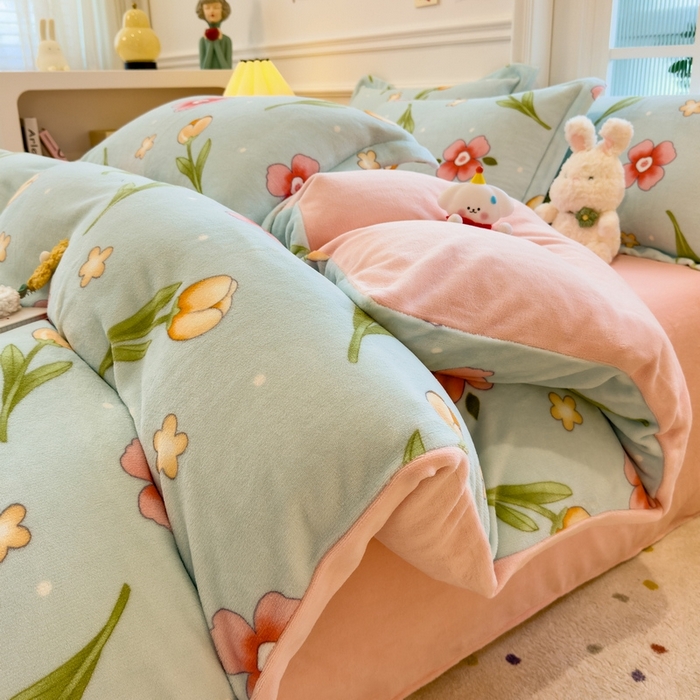 91家纺网 家纺一手货源 找家纺 丝羽坊 2025新款200克加厚小清新牛奶绒床单款 床笠款四件套 被套 花季