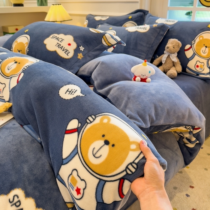 91家纺网 家纺一手货源 找家纺 丝羽坊 2025新款200克加厚小清新牛奶绒床单款 床笠款四件套 被套 漫游太空