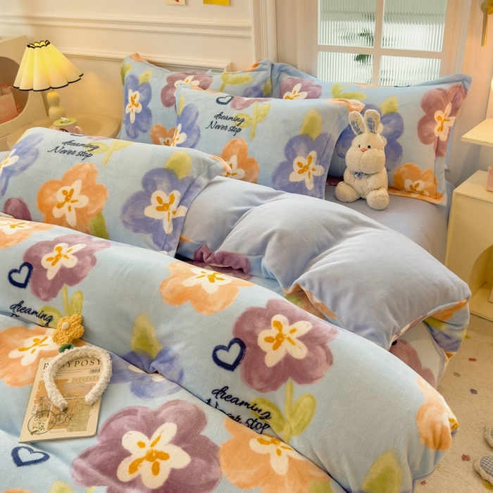 91家纺网 家纺一手货源 找家纺 丝羽坊 2025新款200克加厚小清新牛奶绒床单款 床笠款四件套 被套 梦幻花朵