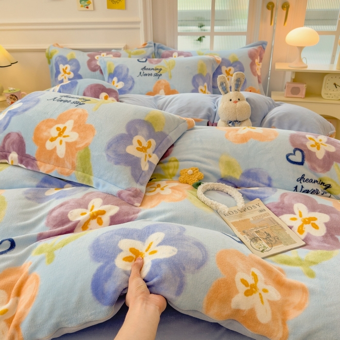 91家纺网 家纺一手货源 找家纺 丝羽坊 2025新款200克加厚小清新牛奶绒床单款 床笠款四件套 被套 梦幻花朵