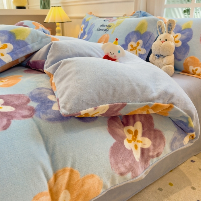 91家纺网 家纺一手货源 找家纺 丝羽坊 2025新款200克加厚小清新牛奶绒床单款 床笠款四件套 被套 梦幻花朵