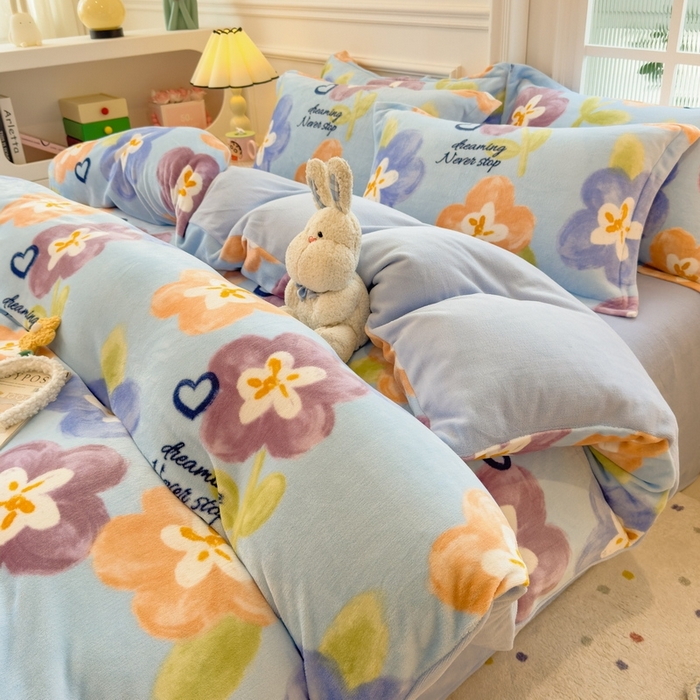 91家纺网 家纺一手货源 找家纺 丝羽坊 2025新款200克加厚小清新牛奶绒床单款 床笠款四件套 被套 梦幻花朵