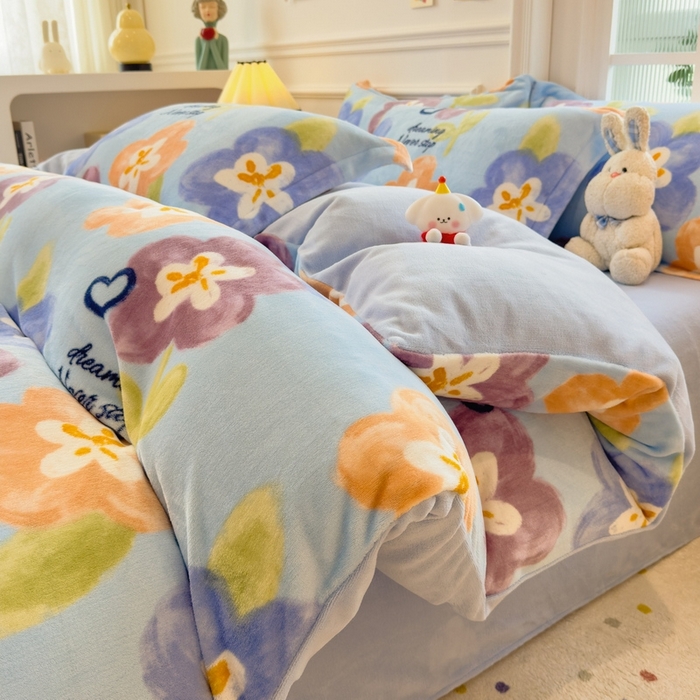 91家纺网 家纺一手货源 找家纺 丝羽坊 2025新款200克加厚小清新牛奶绒床单款 床笠款四件套 被套 梦幻花朵