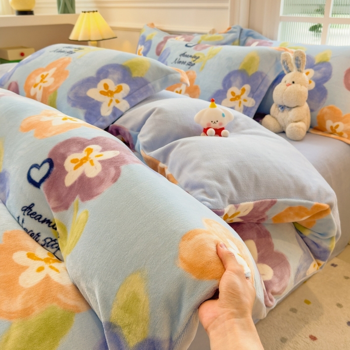 91家纺网 家纺一手货源 找家纺 丝羽坊 2025新款200克加厚小清新牛奶绒床单款 床笠款四件套 被套 梦幻花朵